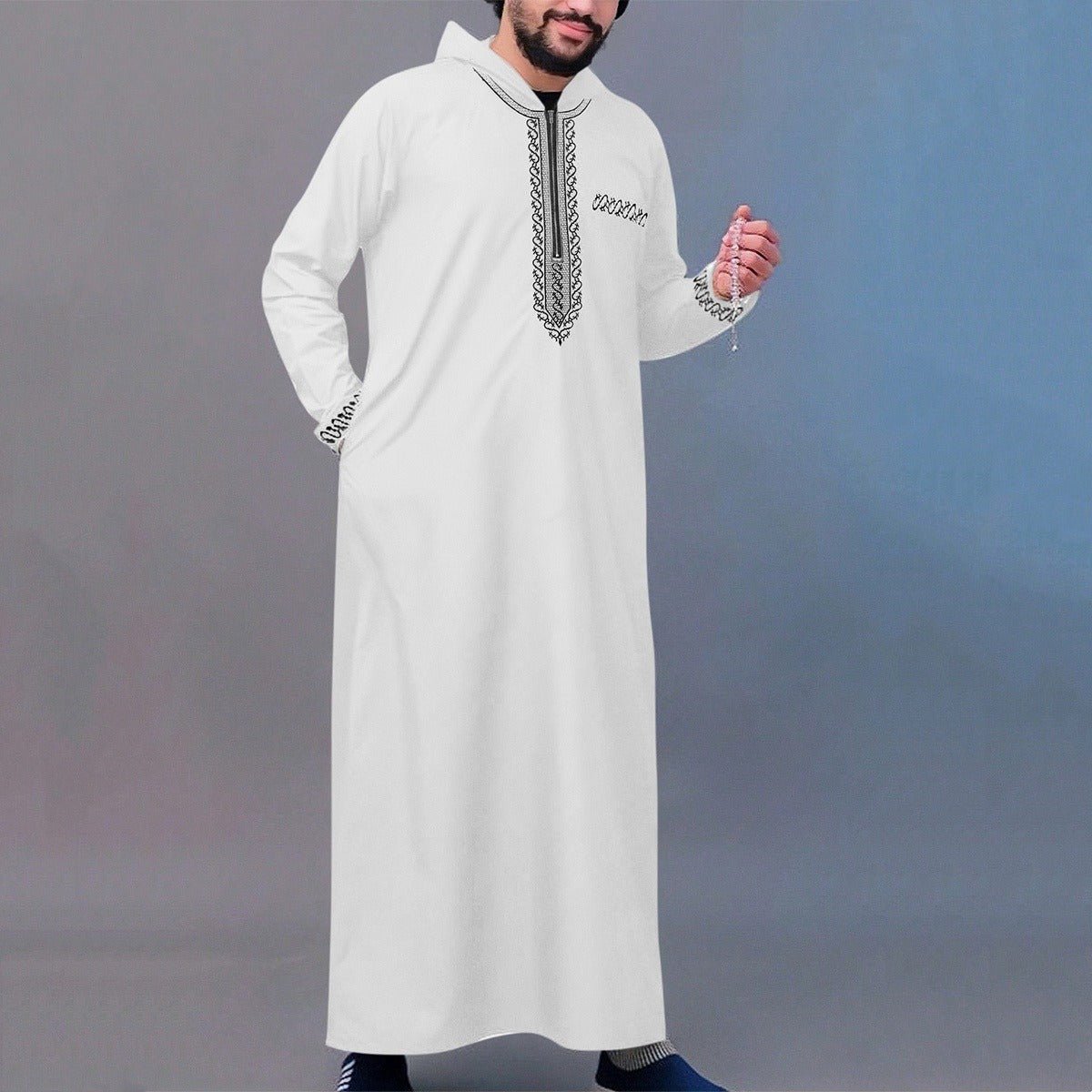Thobe Robe pour Homme Premium avec Capuche, Coupe Ample de Luxe, Broderie et Calligraphie Islamique, Fermeture Zippée (MT024)
