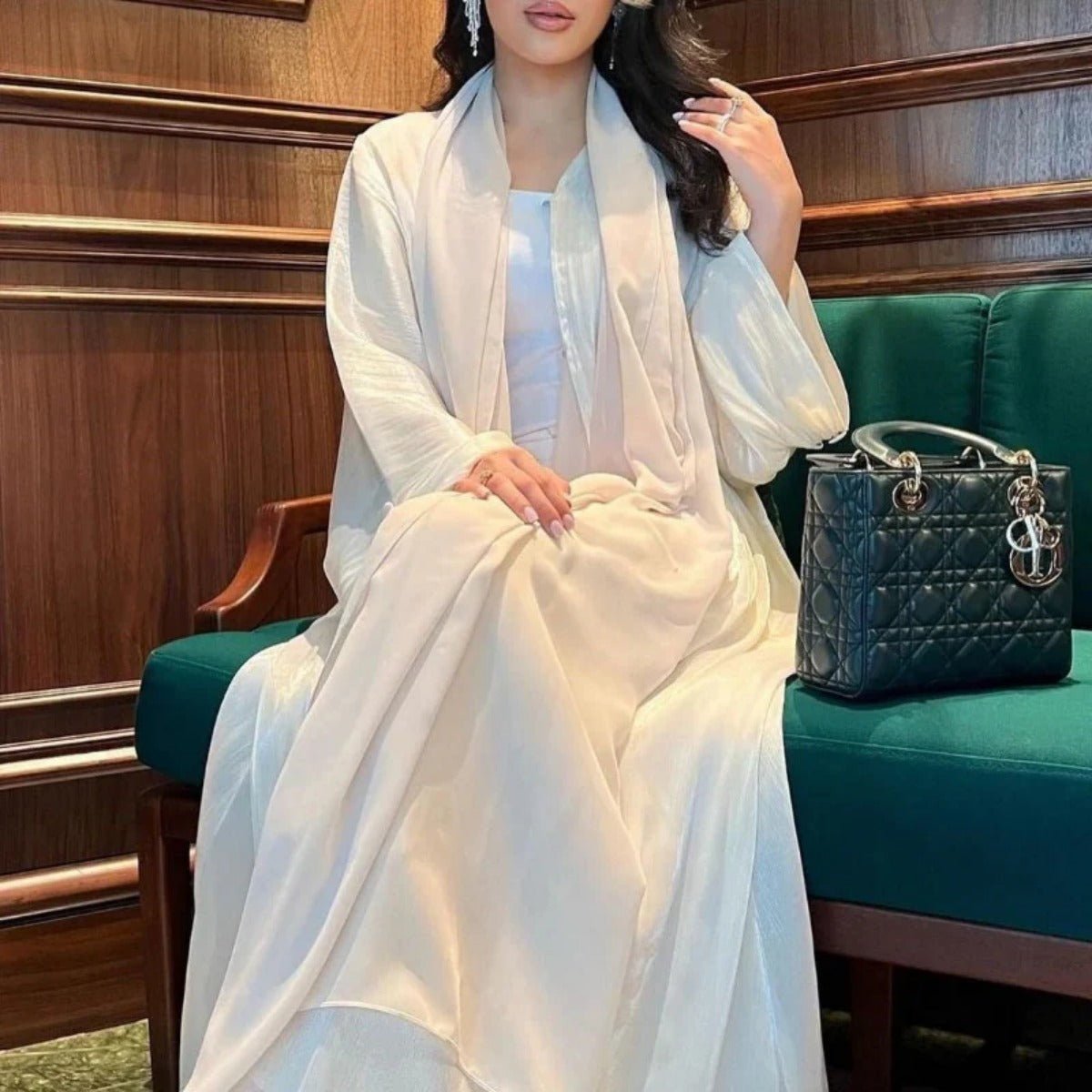 Abaya Ouverte en Satin Brillant | Abaya Brillante à Manches Volantes (MOA141)