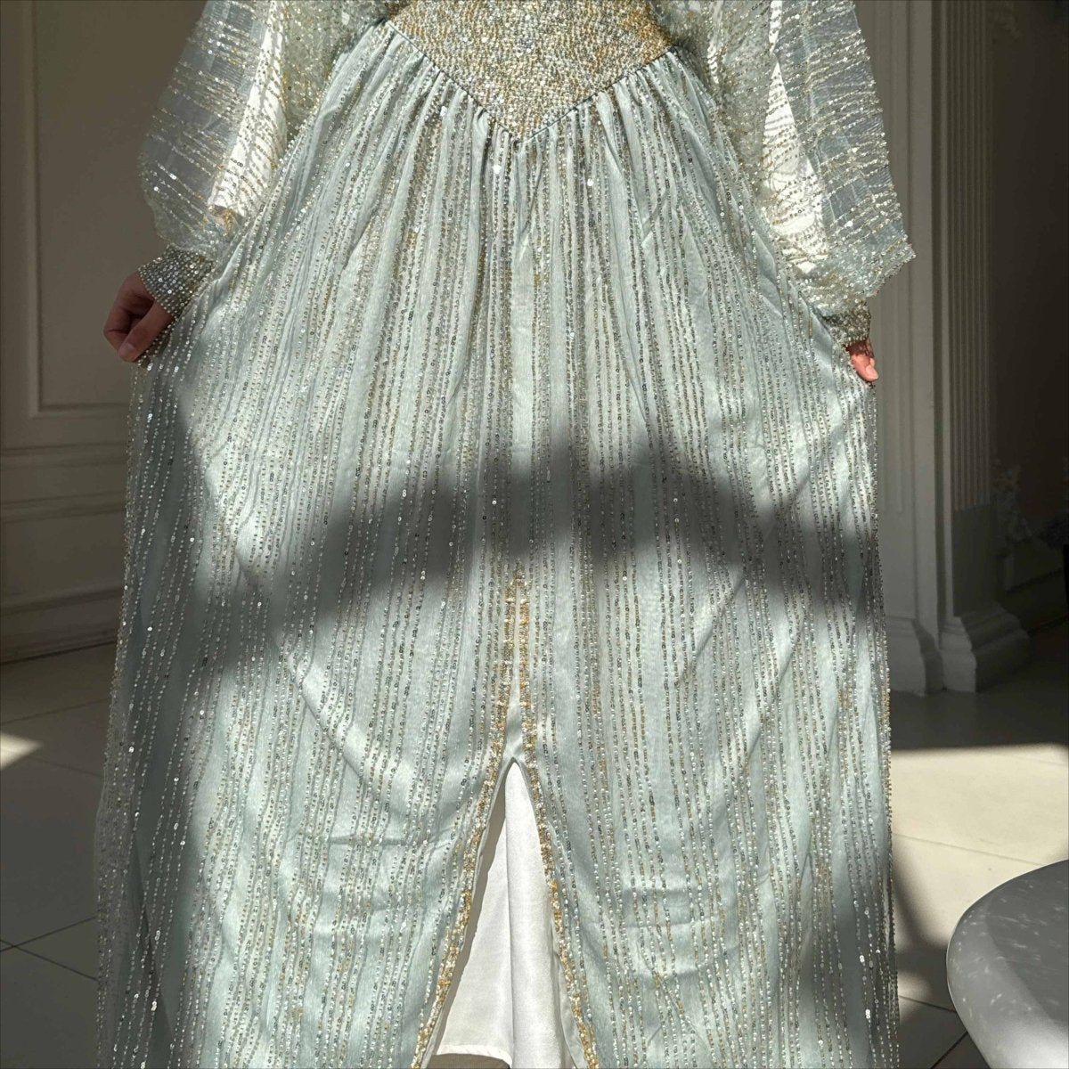 Abaya élégante ornée de cristaux à taille marquée (MA391)