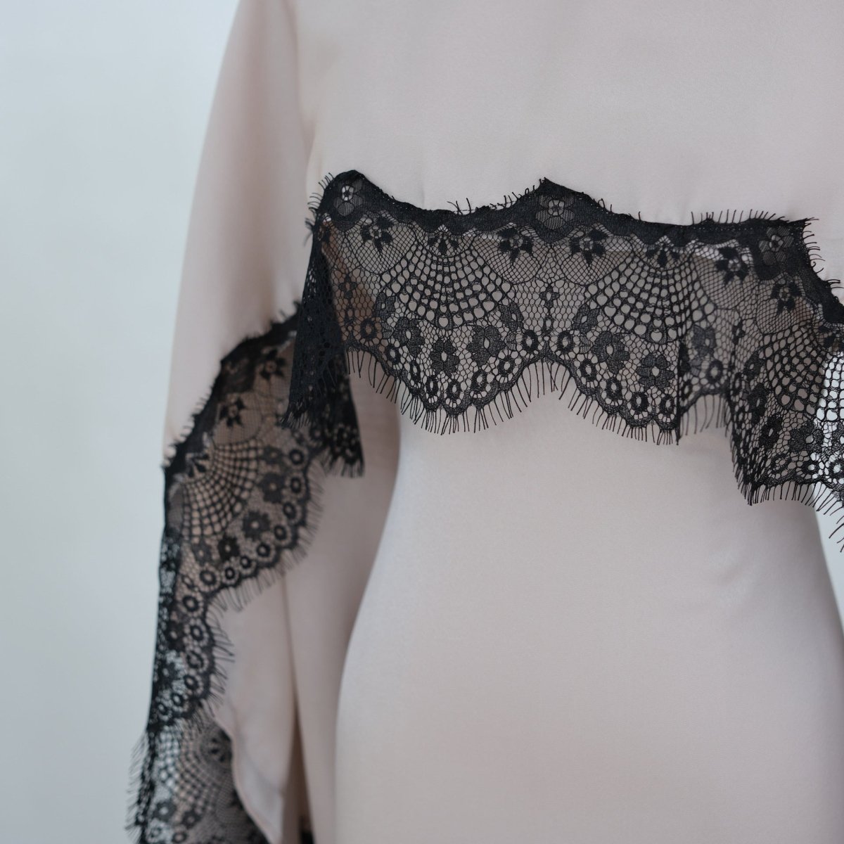 Robe Maxi en Satin avec Empiècement en Dentelle et Cape Fixe (MS438)