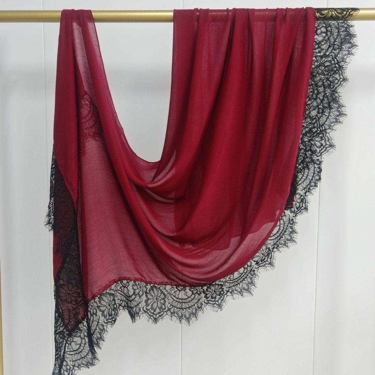 Hijab en rayonne avec bordure en dentelle (MH211)