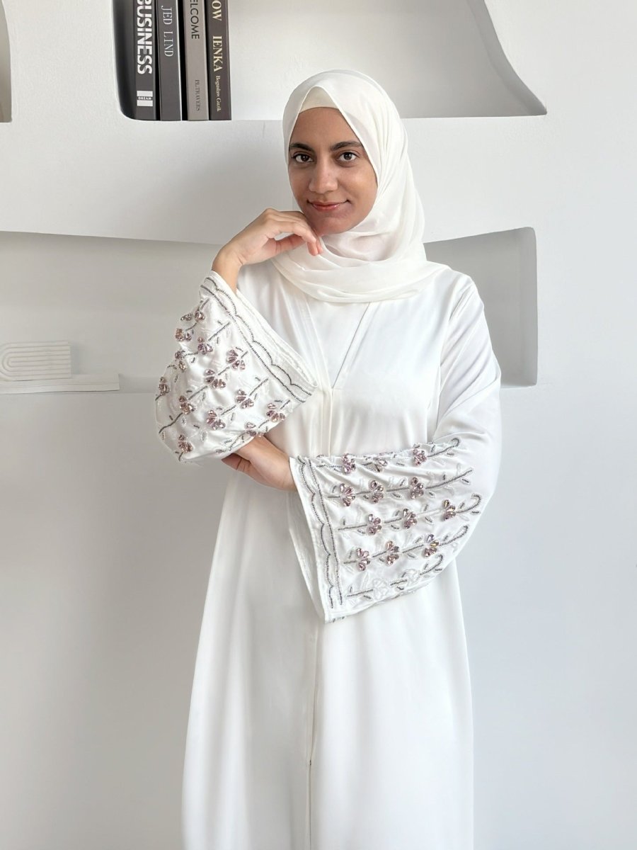 Collection Diamond Glow Abaya | Mode Modeste de Luxe – Robes Brodées Blanc & Rose Poudré avec Manches Florales (MOA205)