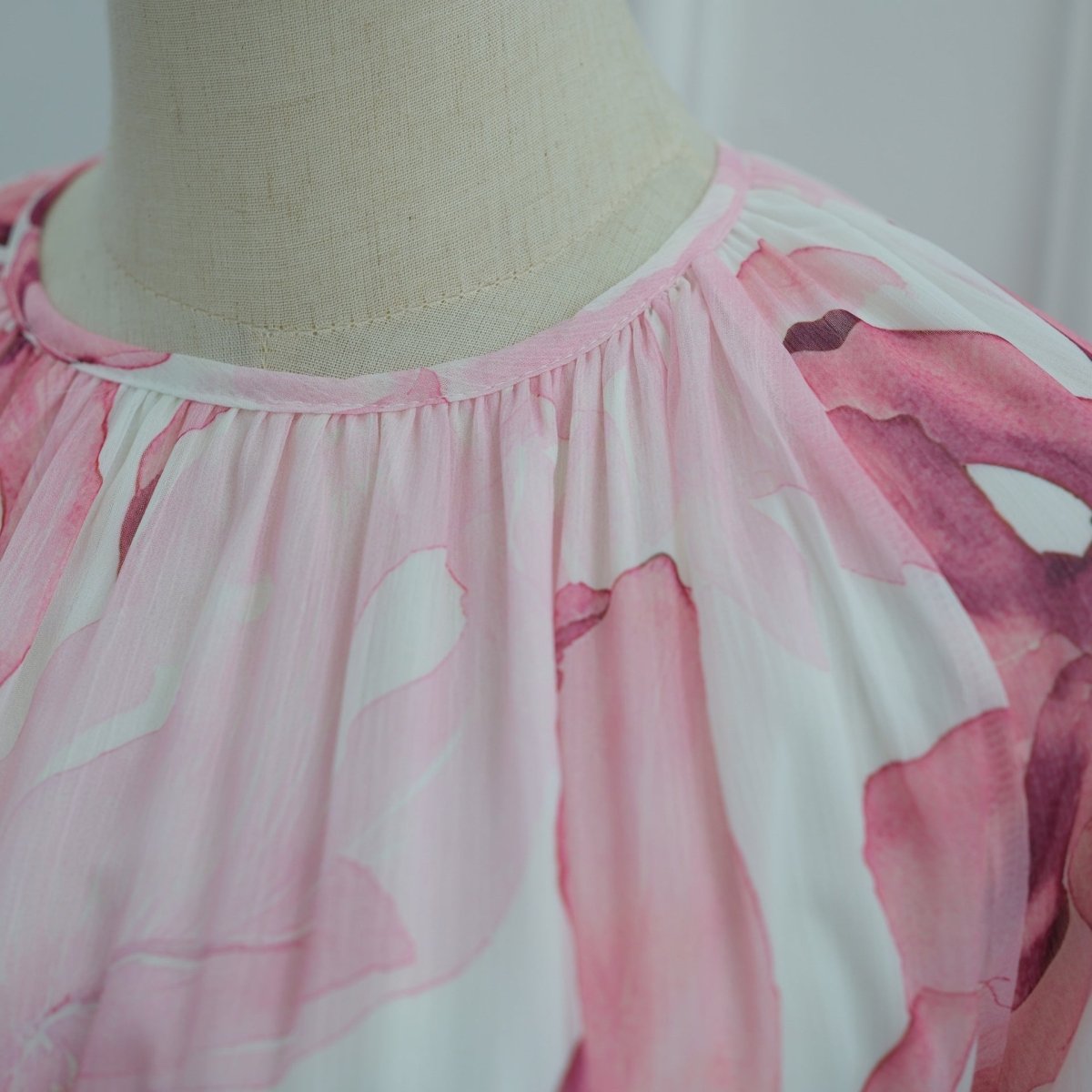 Robe maxi imprimée aquarelle à double couche et manches évasées (MS479)