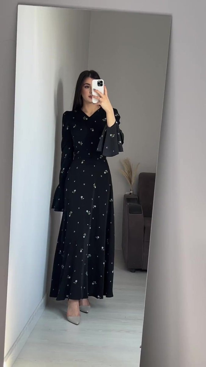 Robe Abaya Modeste Col en V Boho en Mousseline, Motif Floral Noir, Manches Cloche Fleur de Lotus Évasées (MA202)