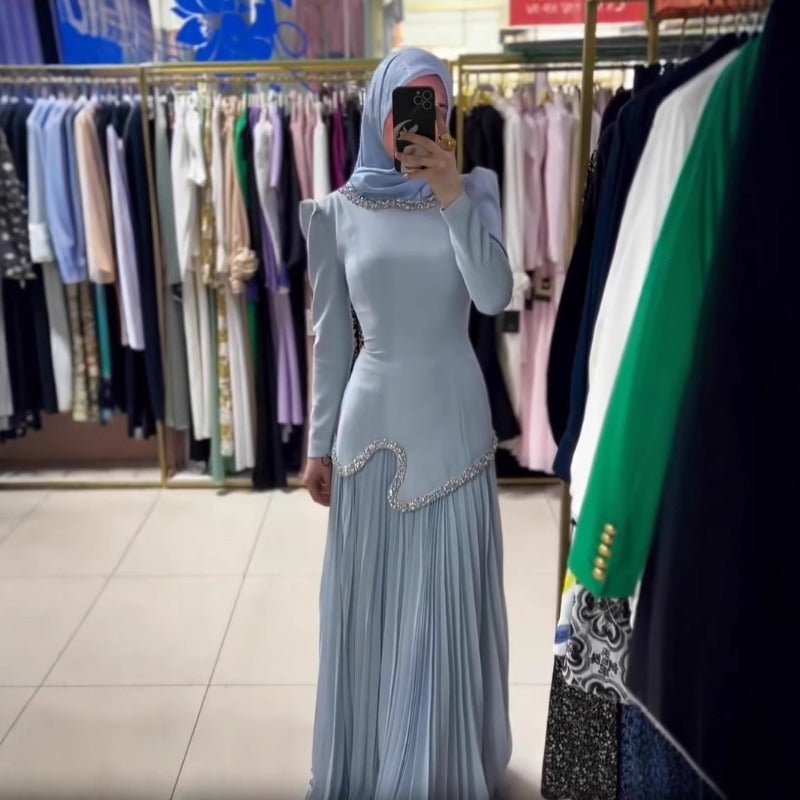 Robe Abaya Plissée Élégante avec Col et Taille Ornés de Diamants | Robe Maxi Musulmane Modeste avec Détail de Bride au Dos (MA294)