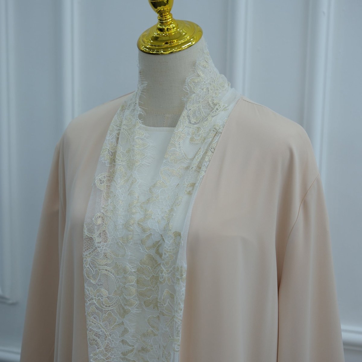 Abaya ouverte à manches évasées avec panneaux en dentelle et poches (MOA332)
