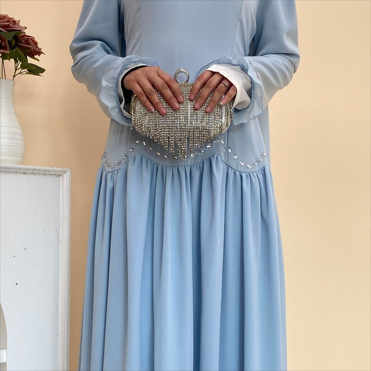 Robe avec chaîne de taille en cristal et manchettes à volants (MS306)