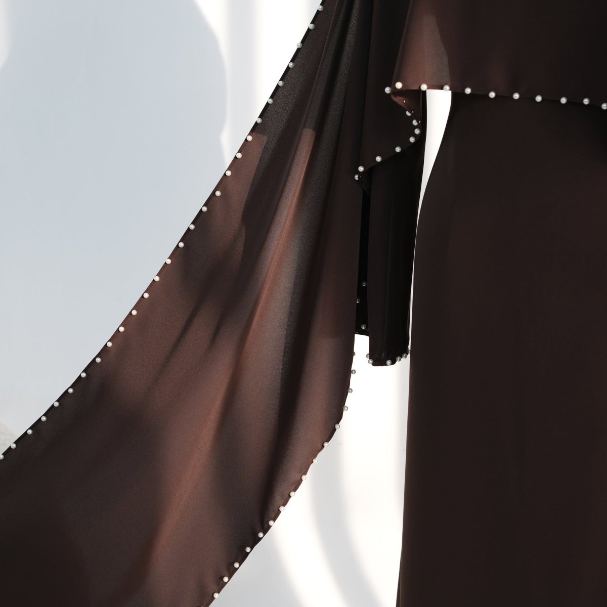 Robe Maxi Nida à Manches Cape et Perles Brodées à la Main (MS439)
