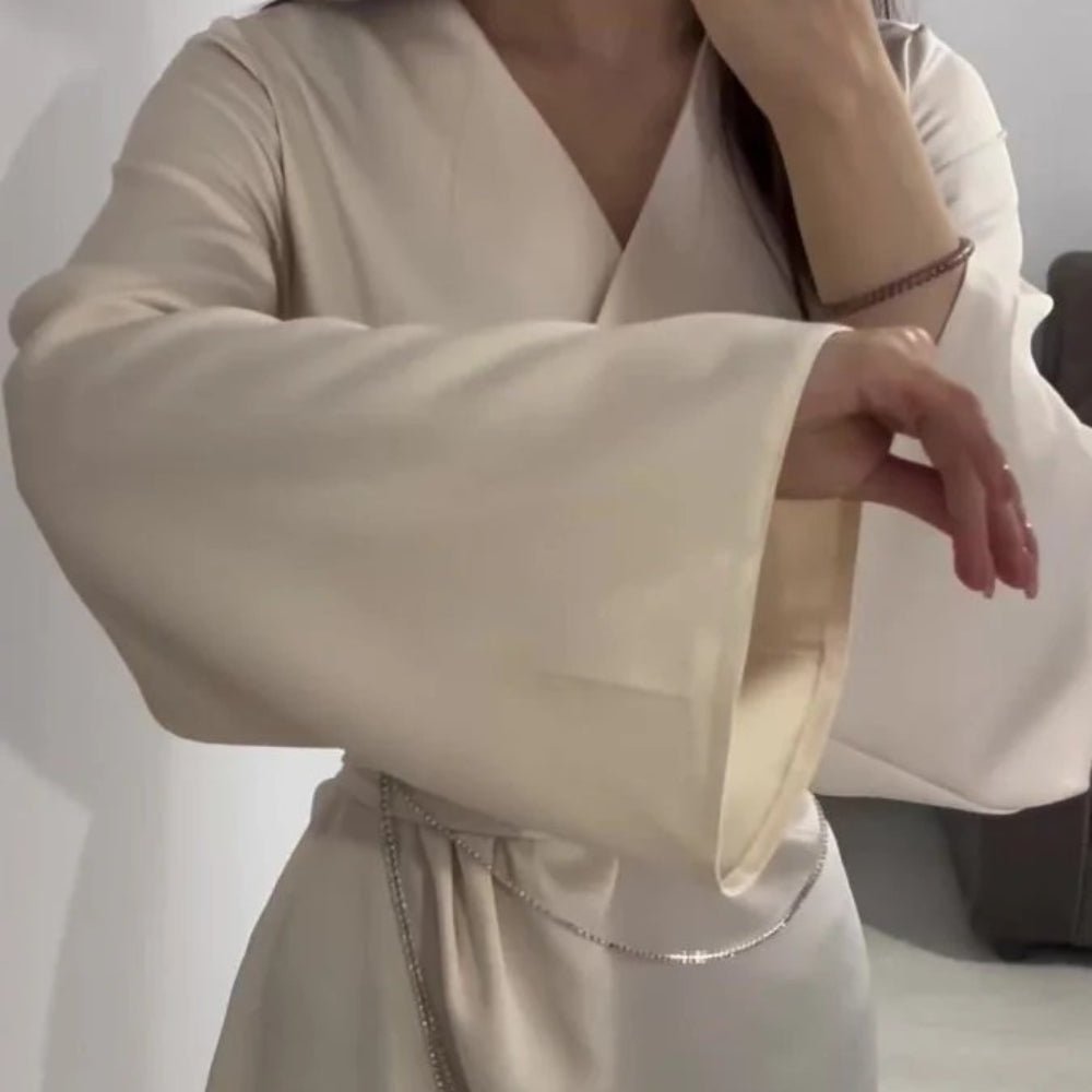 Robe Abaya Maxi Élégante en Satin avec Chaînes de Taille, Col en V, Manches Longues, Couleur Unie (MA204)