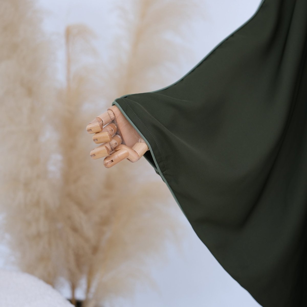 Abaya ouverte manches chauve-souris avec liseré contrastant (MOA325)