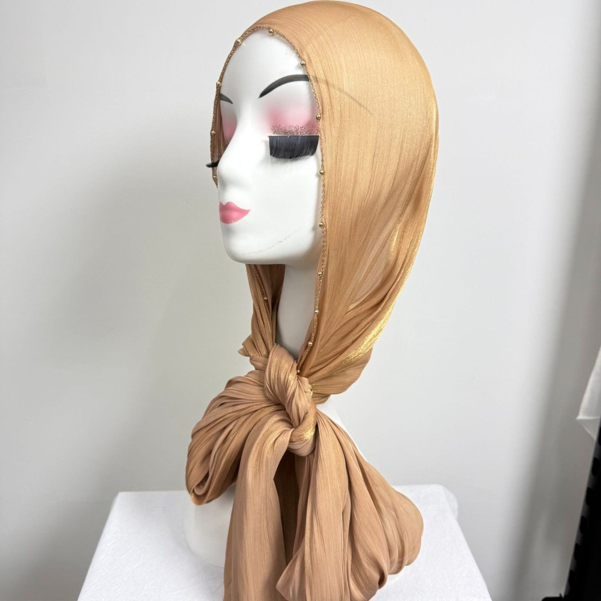 Hijab en satin froissé avec bordure perlée et chaîne dorée (MH238)