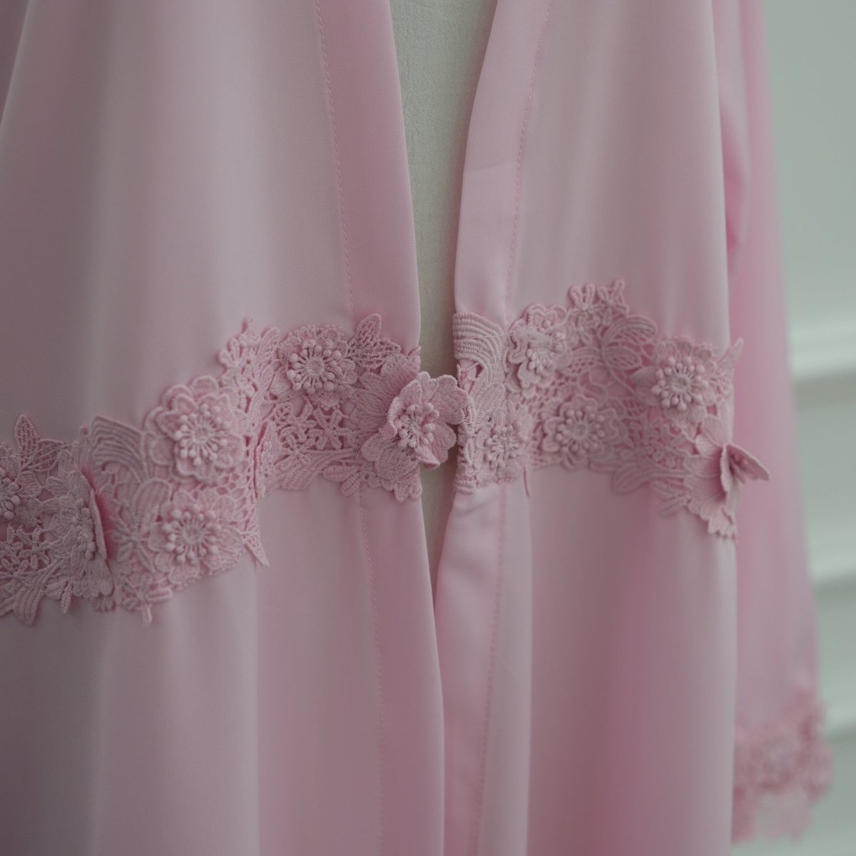 Abaya ouverte à bordure de dentelle florale 3D (MOA336)