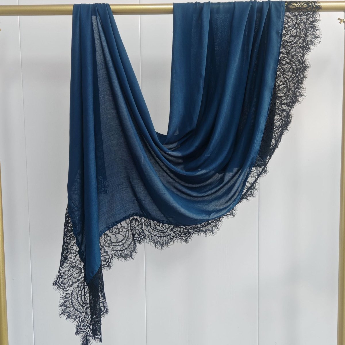Hijab en rayonne avec bordure en dentelle (MH211)