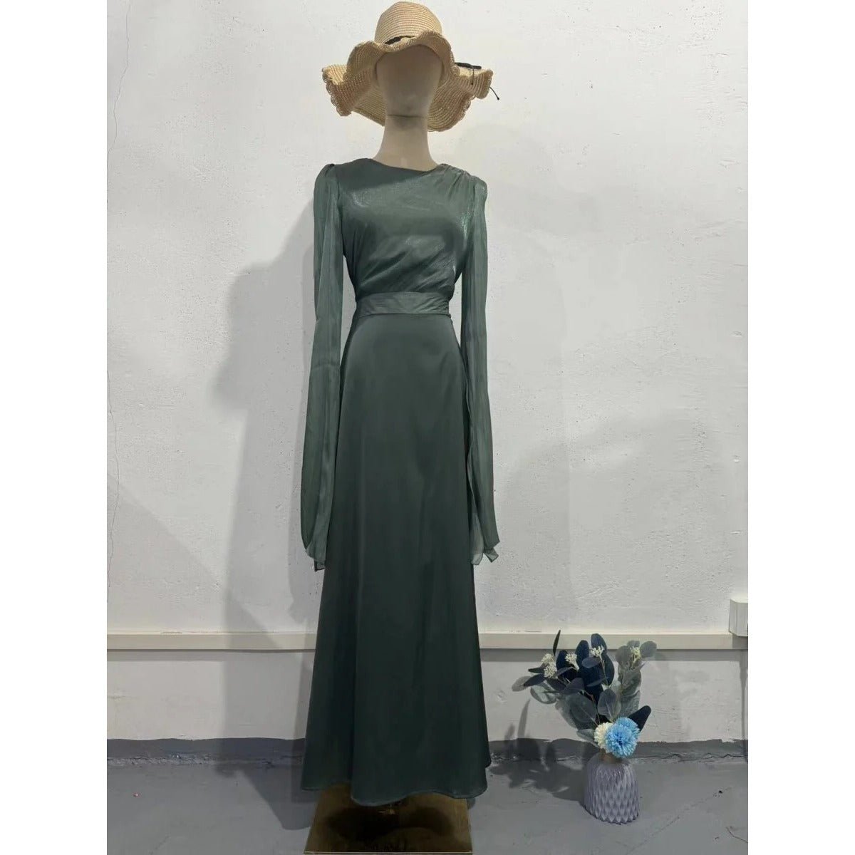 Robe d'été élégante en satin, coupe ajustée, avec manches à pendentif en fil de verre (MA161)