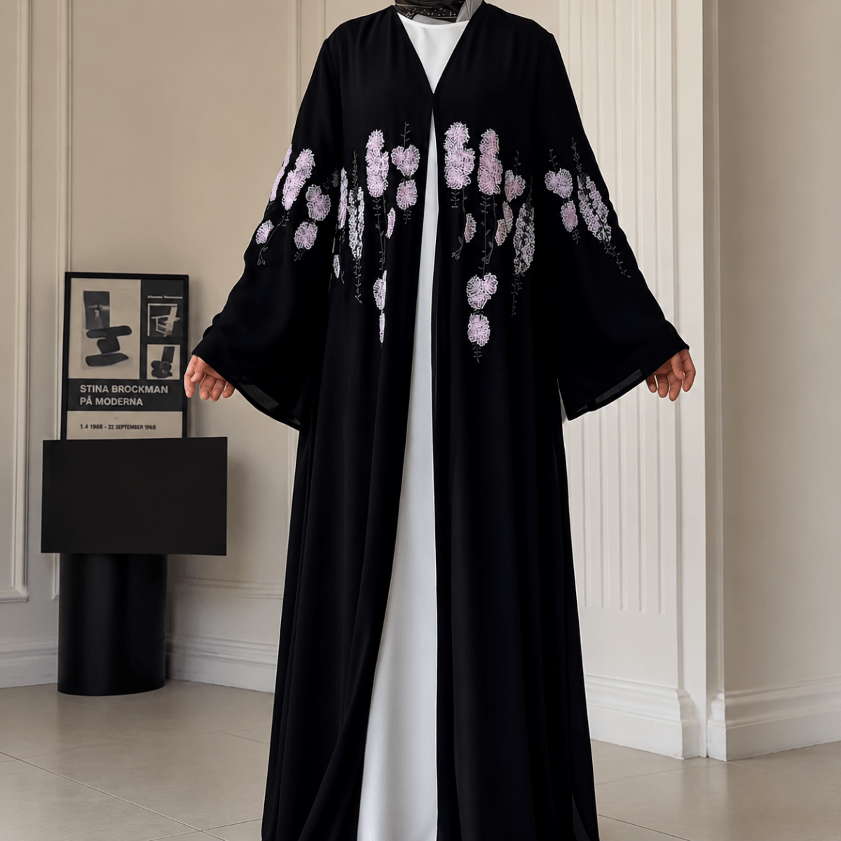 Abaya ouverte en mousseline double épaisseur, brodée de motifs floraux de luxe (MOA308)