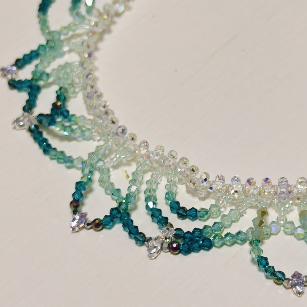 Collier de perles tissé à la main | Ras-de-cou en perles de verre et perles de coquillage | Collier en perles de rocaille au motif complexe (MAC343)