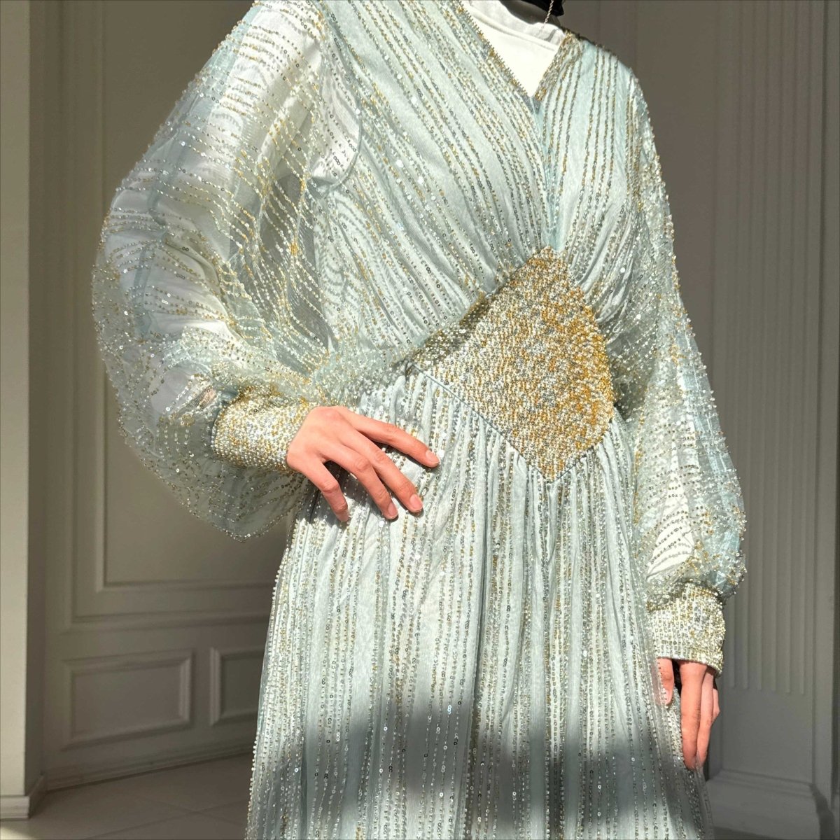 Abaya élégante ornée de cristaux à taille marquée (MA391)