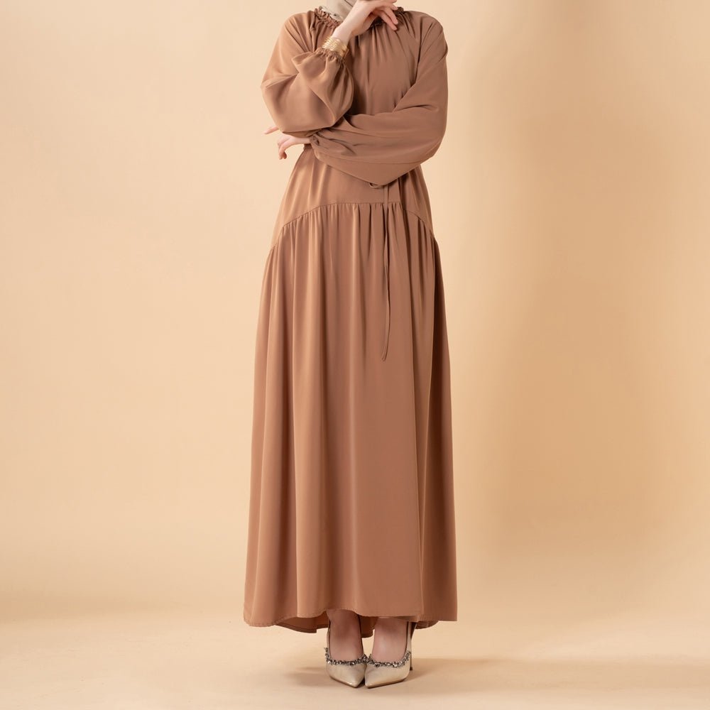 Robe maxi plissée coupe décontractée avec finition volantée et ceinture nouée (MA424)