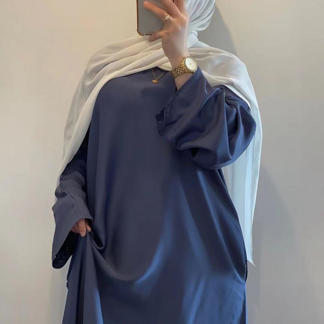 Abaya en satin unie à double poche et boutons dissimulés (MA030)