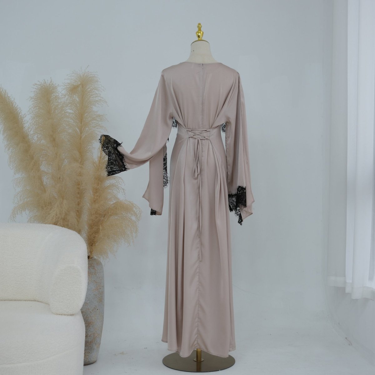 Robe Maxi en Satin avec Empiècement en Dentelle et Cape Fixe (MS438)