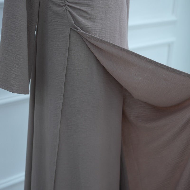 Robe de travail évasée en soie glacée froissée, col rond, avec bouton décoratif et ceinture intégrée (MA308)