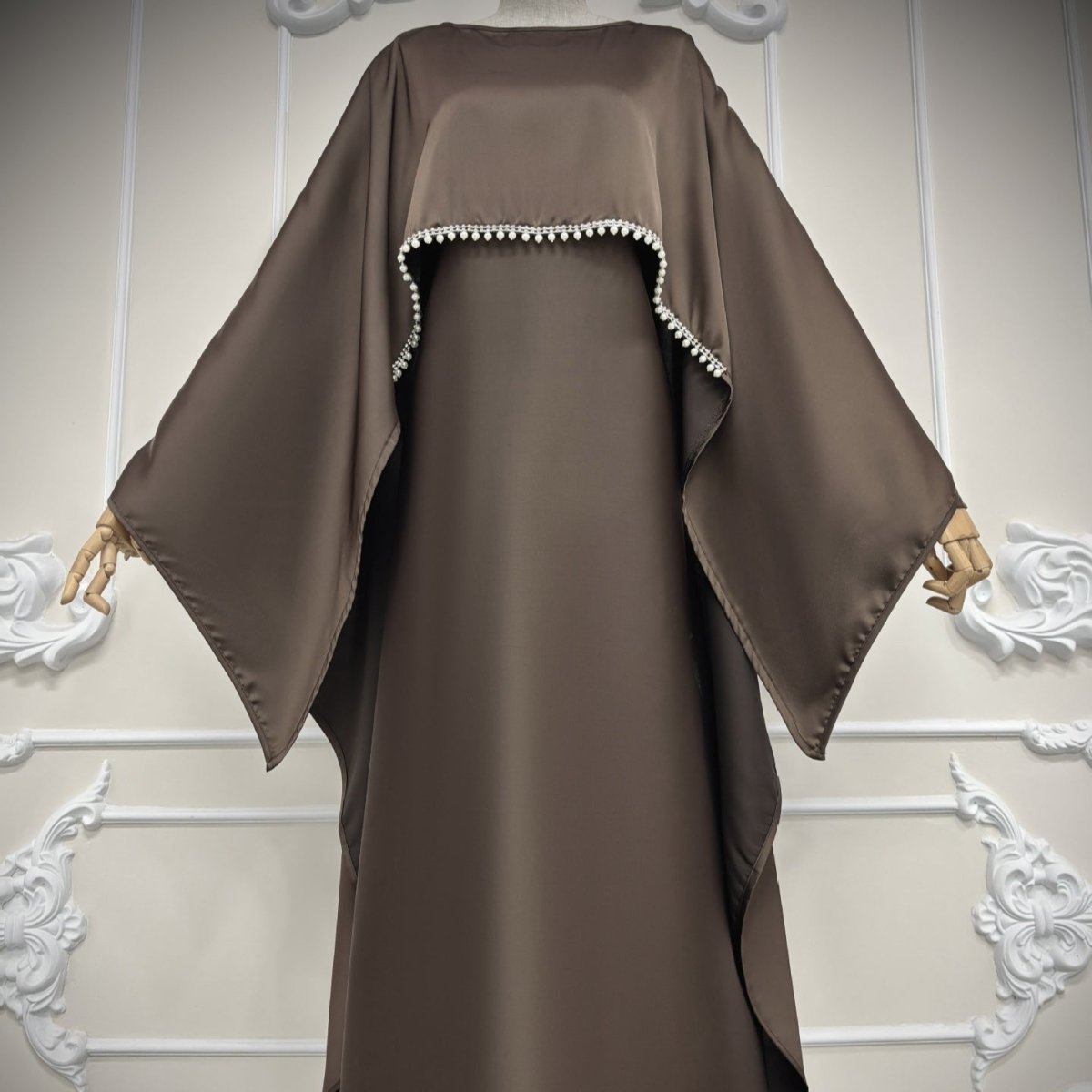 Abaya élégante en satin avec cape en strass | Robe de soirée modeste luxueuse (MA327)