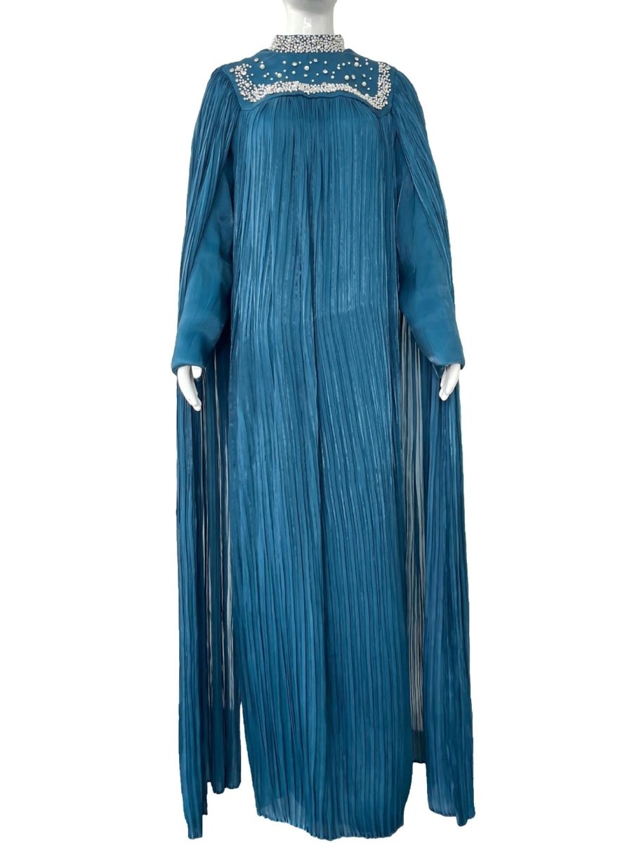 Robe longue plissée en mousseline perlée de perles et cristaux (MA441)
