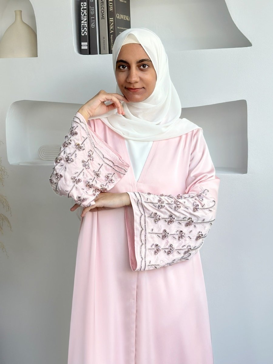 Collection Diamond Glow Abaya | Mode Modeste de Luxe – Robes Brodées Blanc & Rose Poudré avec Manches Florales (MOA205)