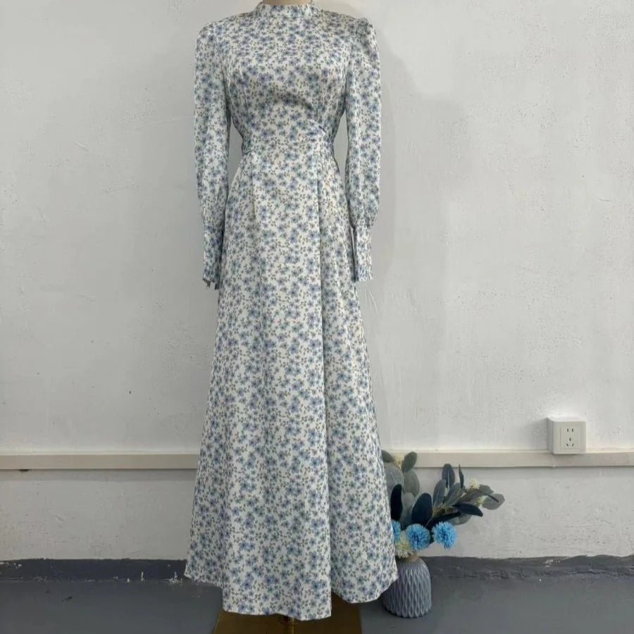 Robe Maxi en Satin Fleuri Printanier | Robe à Col Montant et Manches Bouffantes avec Ceinture Ajustable - Imprimé Botanique Bleu et Blanc (MA236)