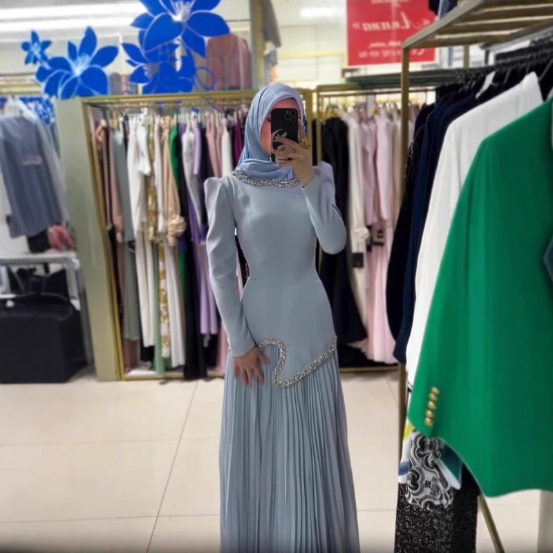 Robe Abaya Plissée Élégante avec Col et Taille Ornés de Diamants | Robe Maxi Musulmane Modeste avec Détail de Bride au Dos (MA294)