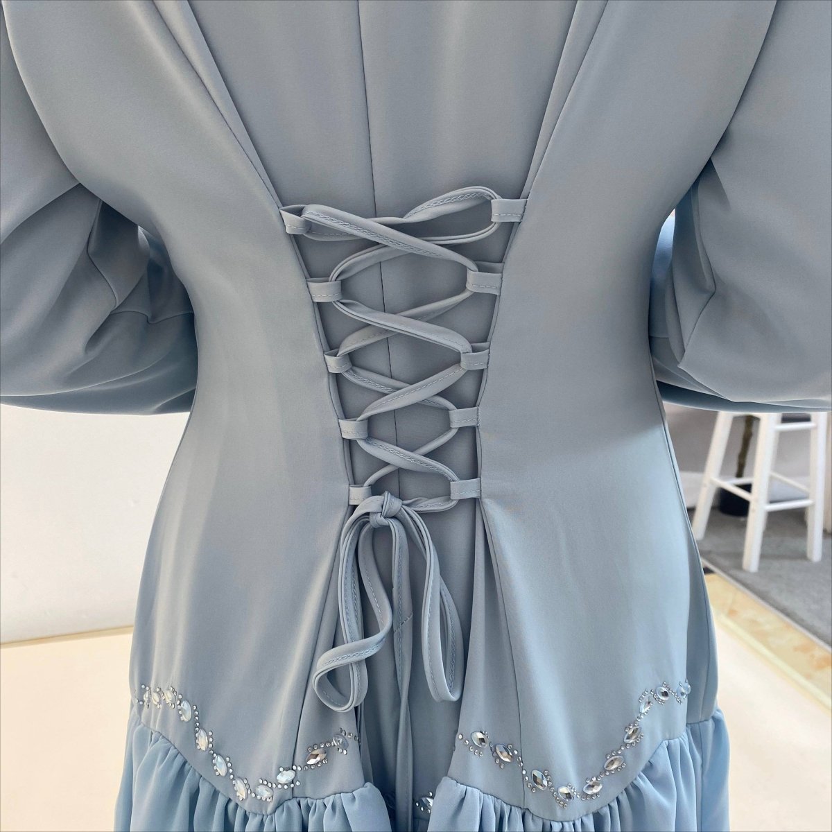 Robe avec chaîne de taille en cristal et manchettes à volants (MS306)
