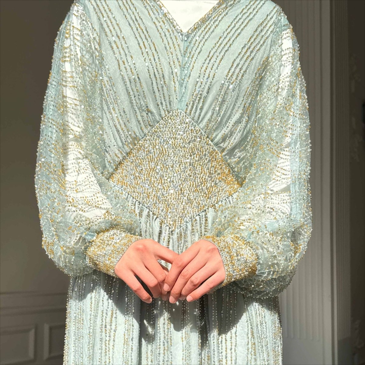 Abaya élégante ornée de cristaux à taille marquée (MA391)