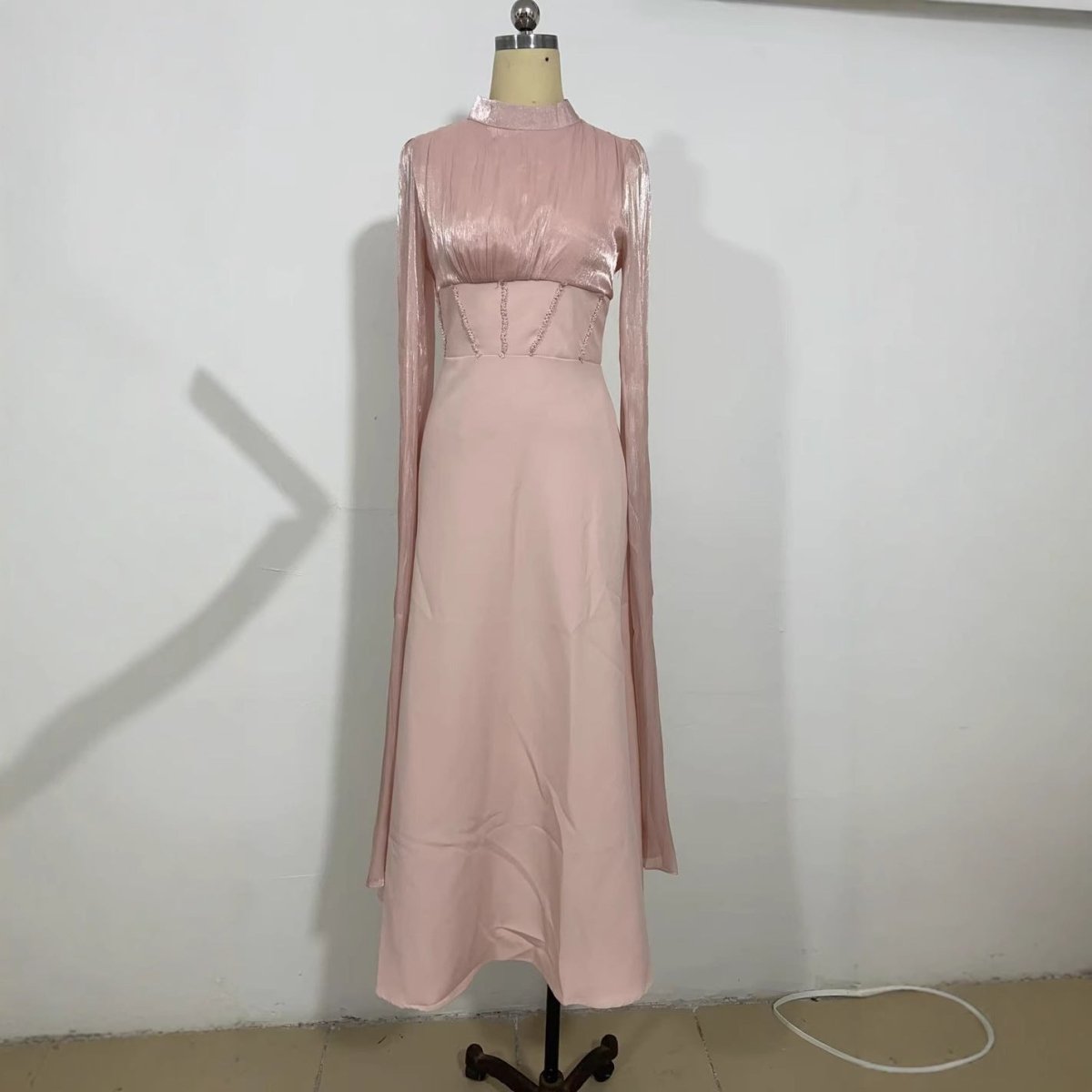 Robe Abaya élégante en satin de soie à manches amples | Robe longue modeste taille haute avec détail de bretelle dos (MA295)
