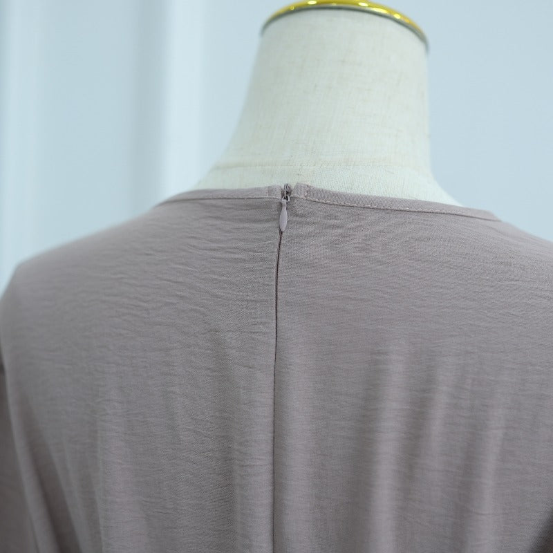 Robe de travail évasée en soie glacée froissée, col rond, avec bouton décoratif et ceinture intégrée (MA308)