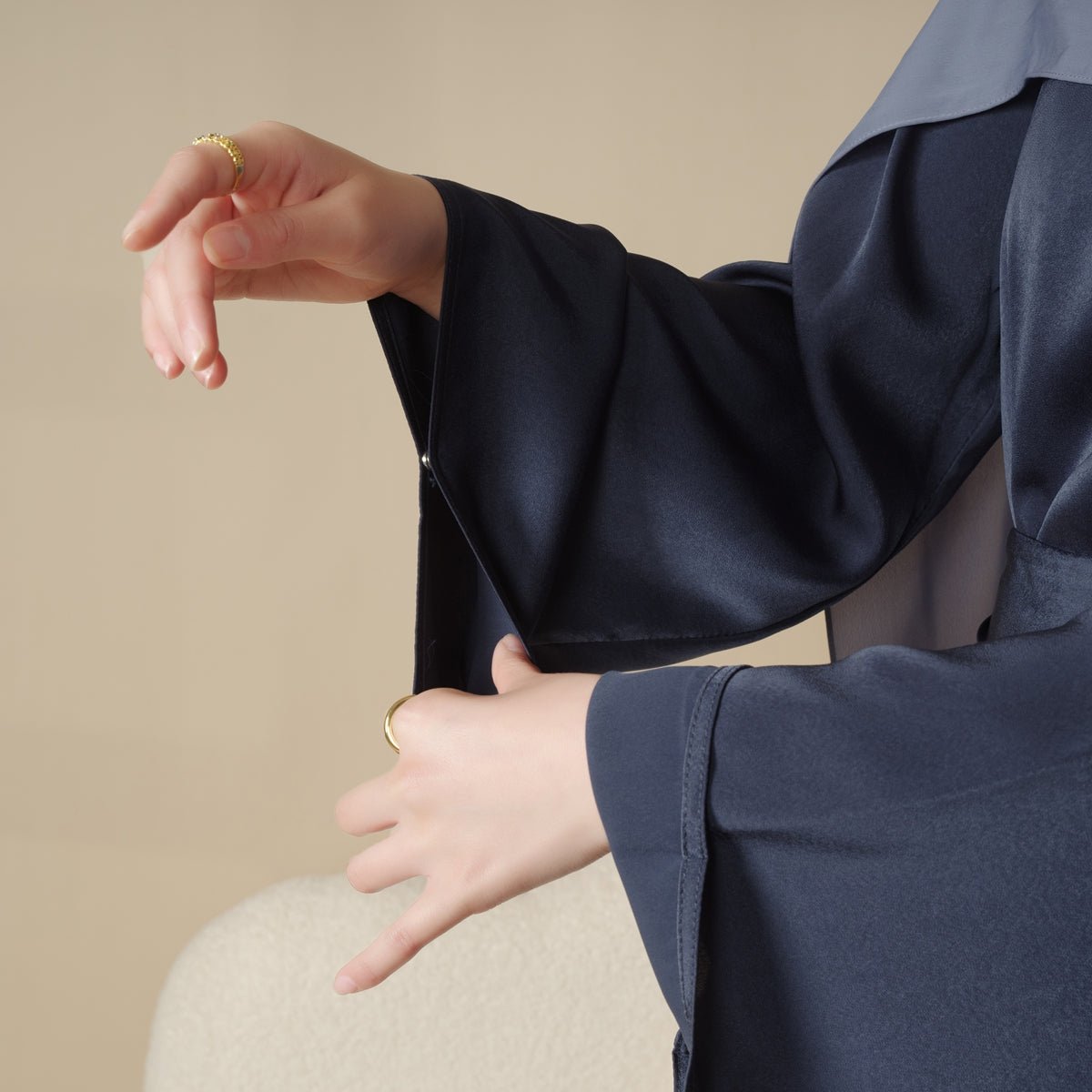 Abaya en satin unie à double poche et boutons dissimulés (MA030)