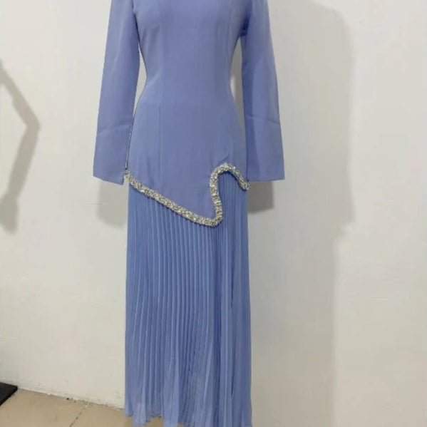Robe Abaya Plissée Élégante avec Col et Taille Ornés de Diamants | Robe Maxi Musulmane Modeste avec Détail de Bride au Dos (MA294)