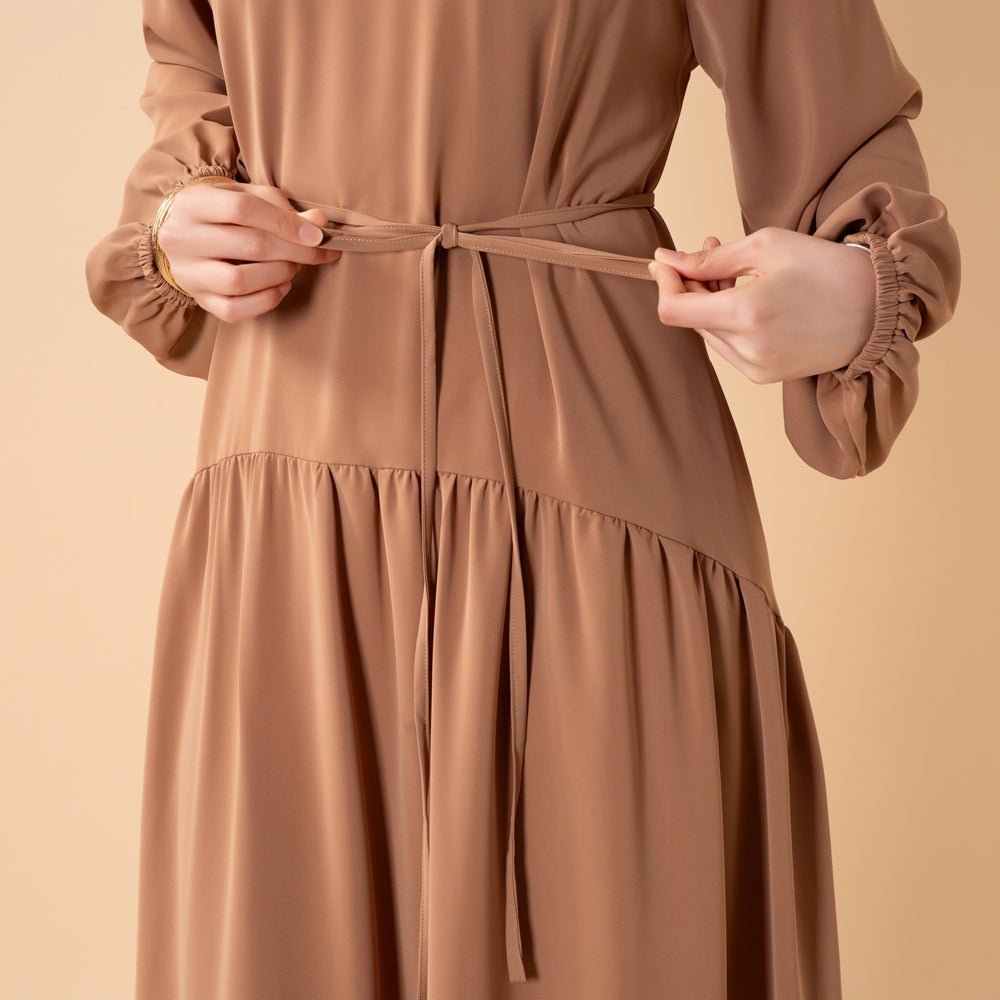 Robe maxi plissée coupe décontractée avec finition volantée et ceinture nouée (MA424)