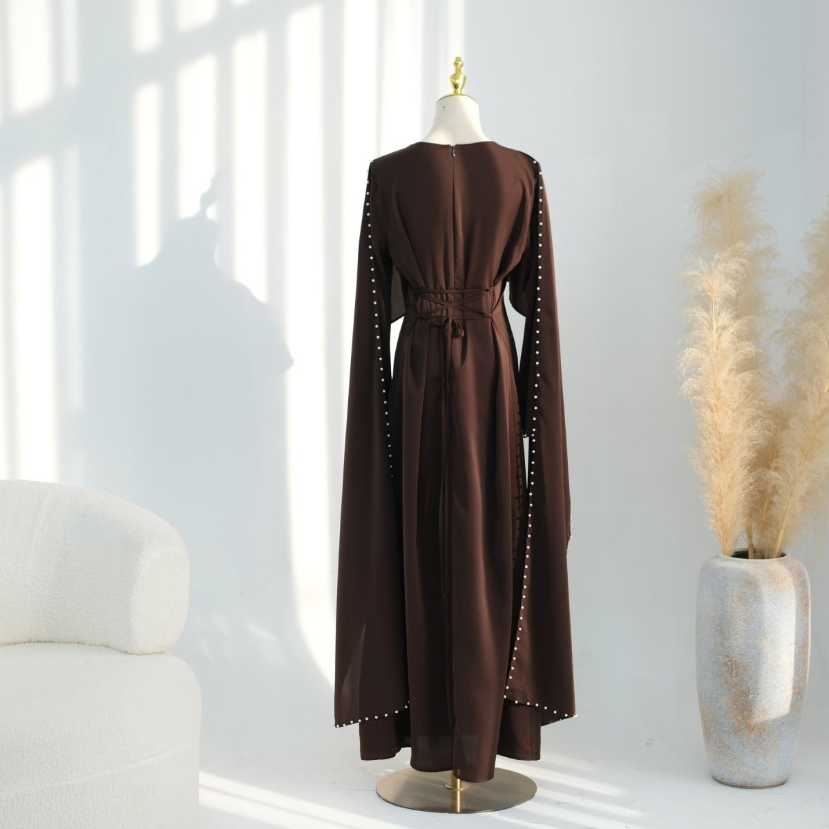 Robe Maxi Nida à Manches Cape et Perles Brodées à la Main (MS439)