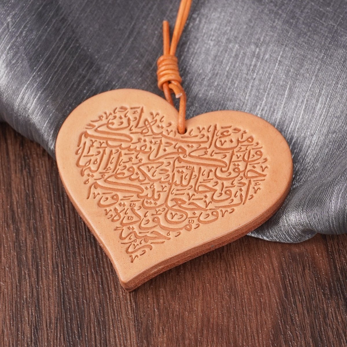 Suspension de rétroviseur islamique artisanale | Ornement de voiture islamique en cuir premium avec motif géométrique (MAC260)