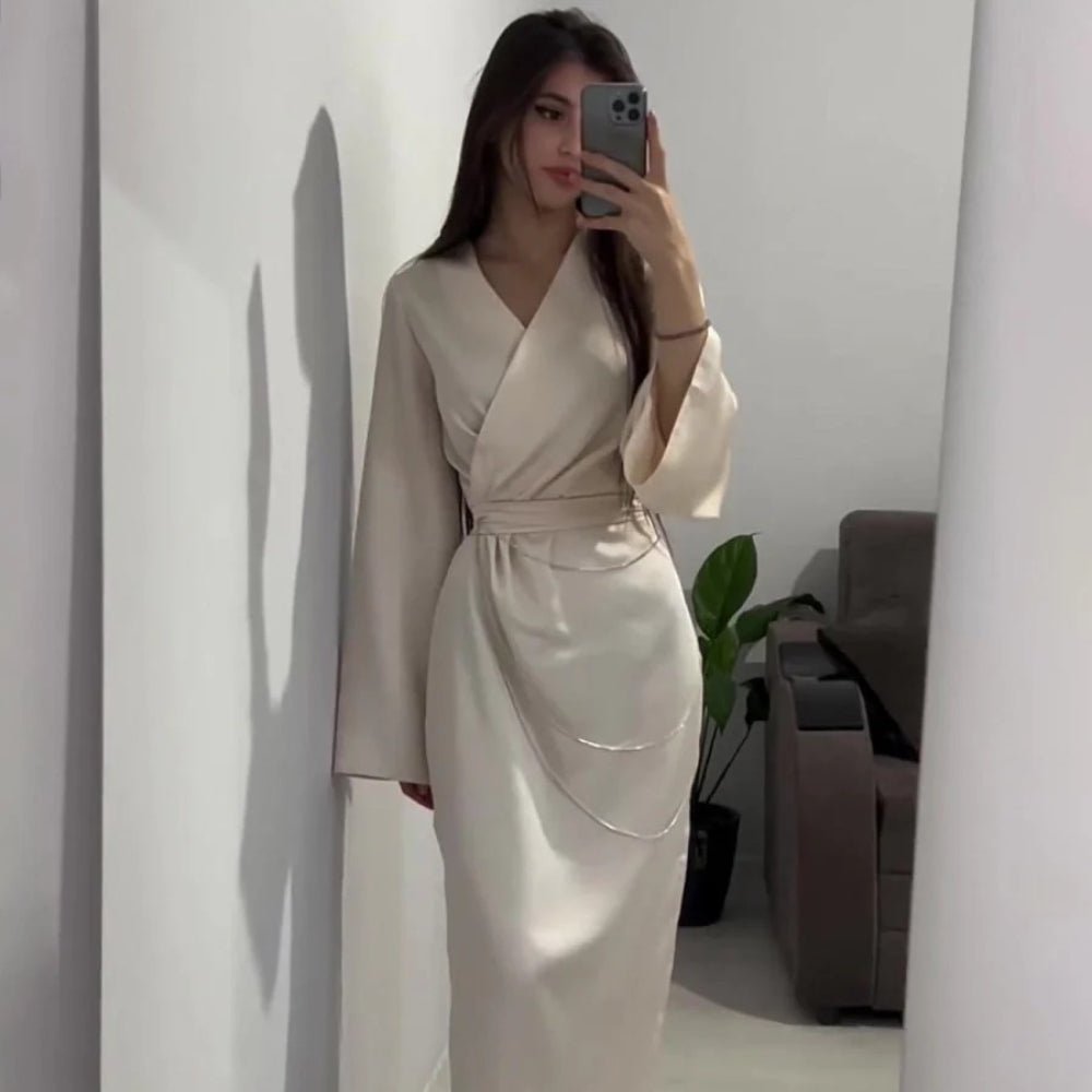 Robe Abaya Maxi Élégante en Satin avec Chaînes de Taille, Col en V, Manches Longues, Couleur Unie (MA204)