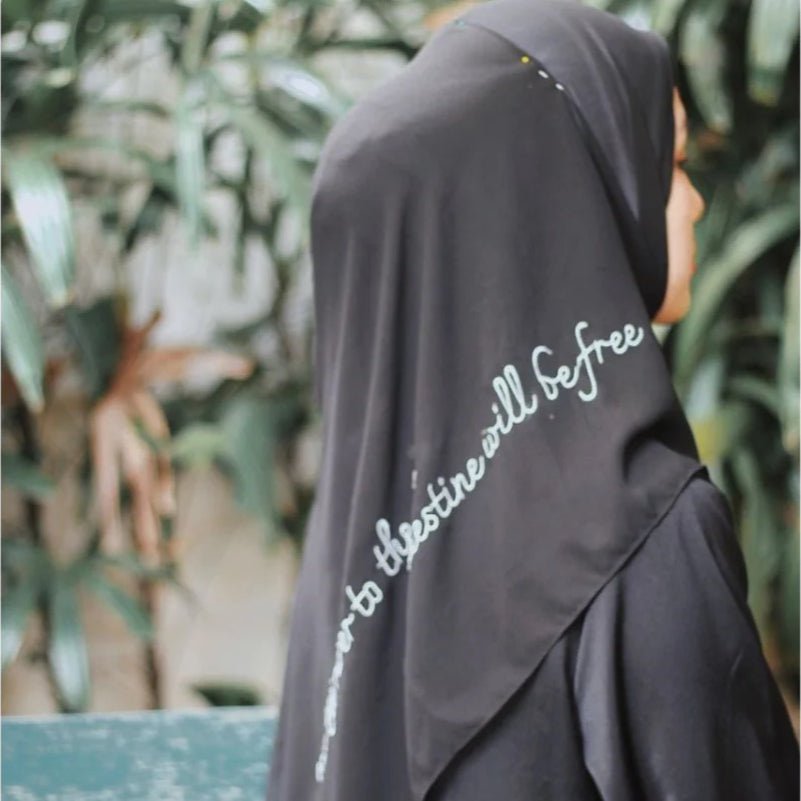 Hijab en mousseline Free Palestine – Foulard engagé avec motif de lettres arabes (UKMH107)
