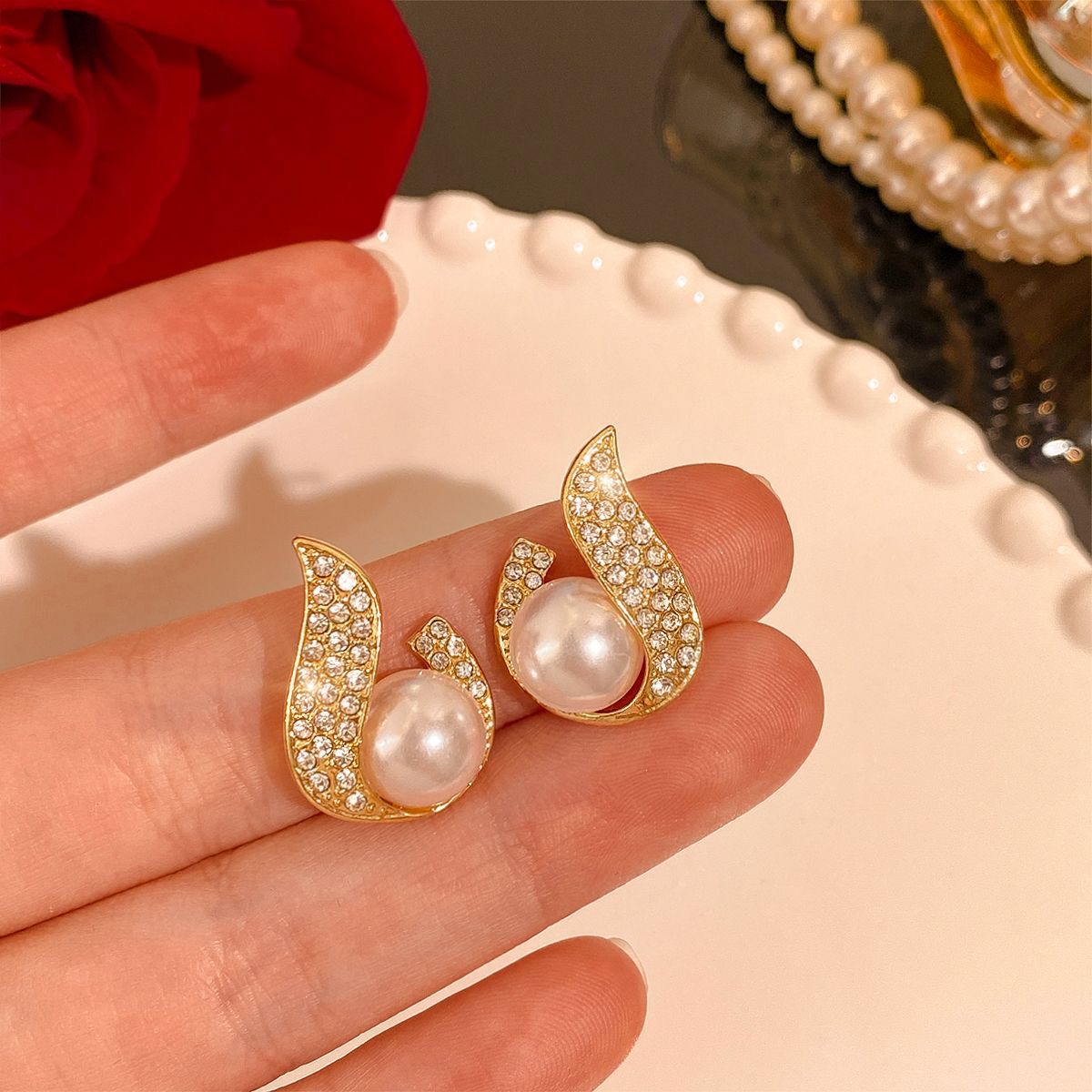 Boucles d'Oreilles Clous Perle Rouge Vin Vintage (MAC466)