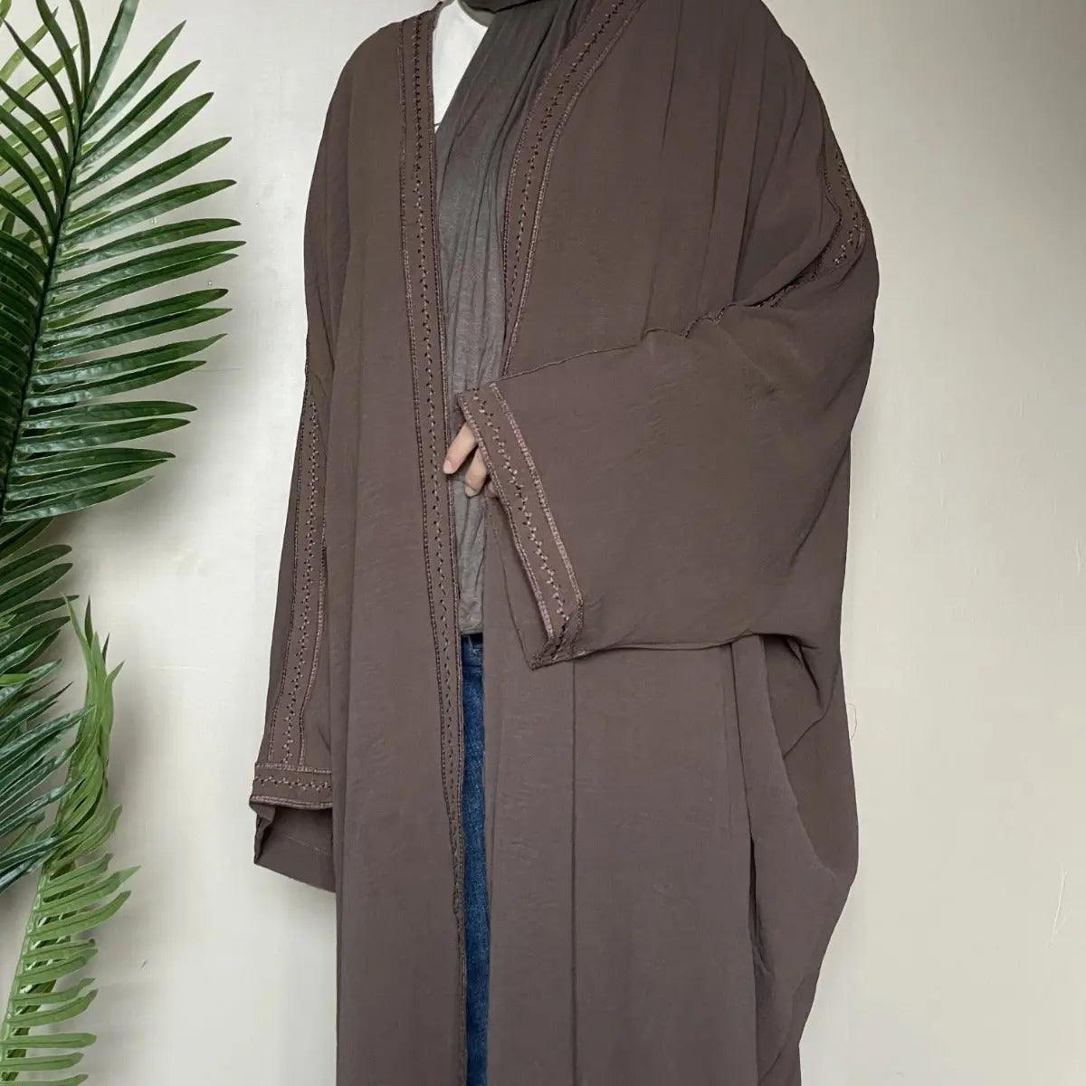 Abaya ouverte à manches chauve-souris avec broderie (MOA015)