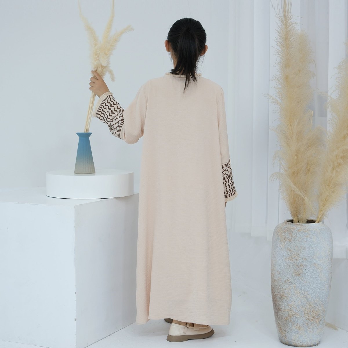 Abaya enfant Keffiyeh à pompons brodés (MKG014)
