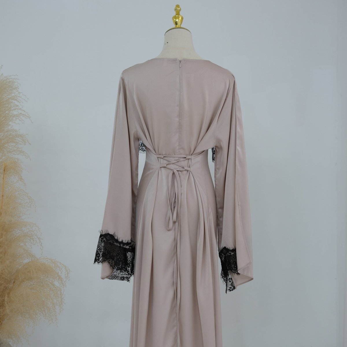 Robe Maxi en Satin avec Empiècement en Dentelle et Cape Fixe (MS438)