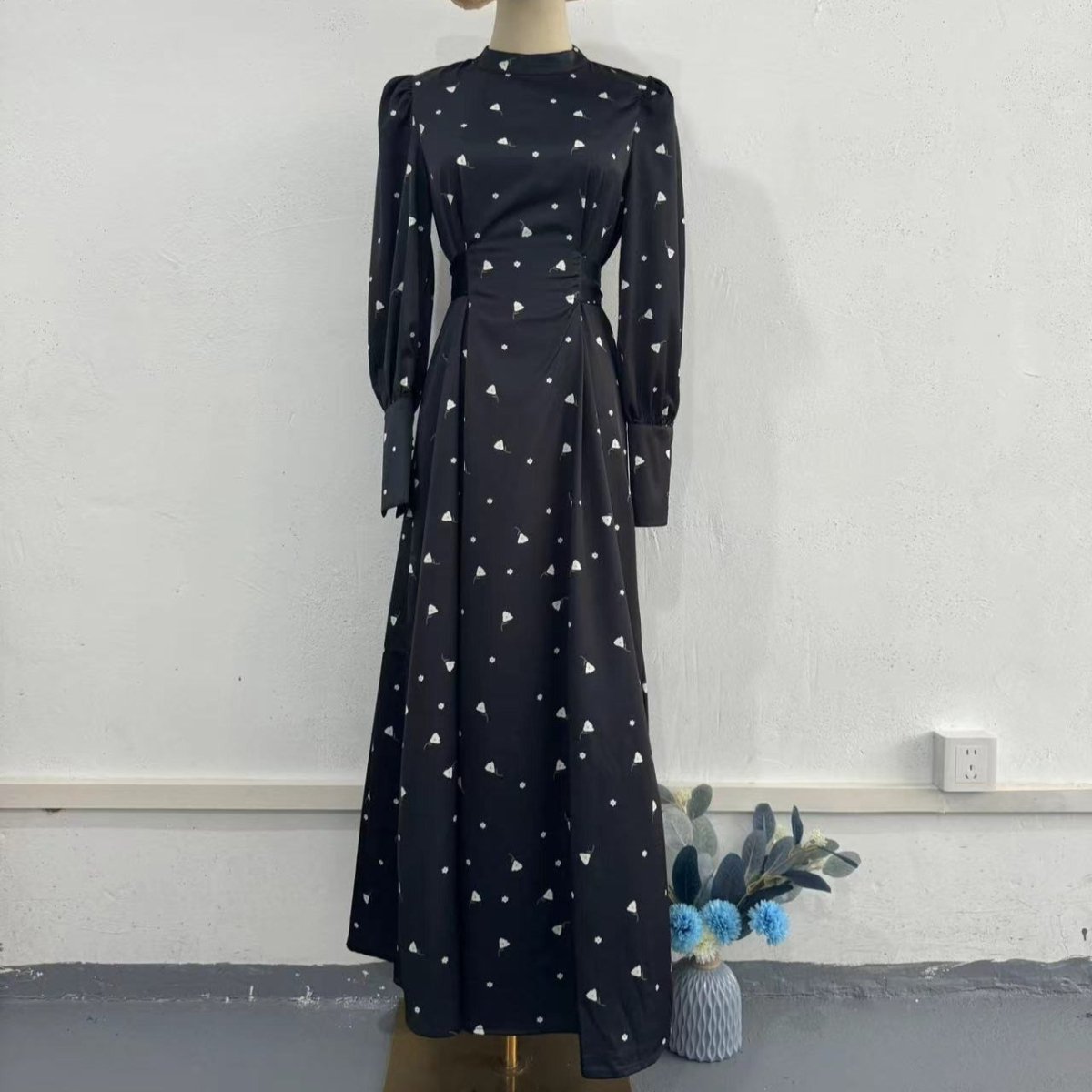 Robe Maxi en Satin Fleuri Printanier | Robe à Col Montant et Manches Bouffantes avec Ceinture Ajustable - Imprimé Botanique Bleu et Blanc (MA236)