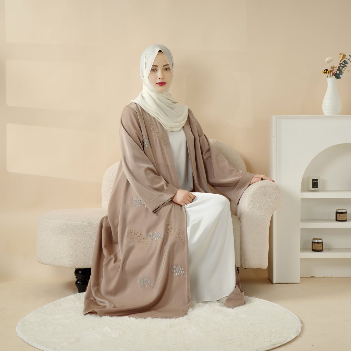 Abaya avec broderie 3D et perles géométriques. Abaya ouverte avec broderie 3D (MOA085)