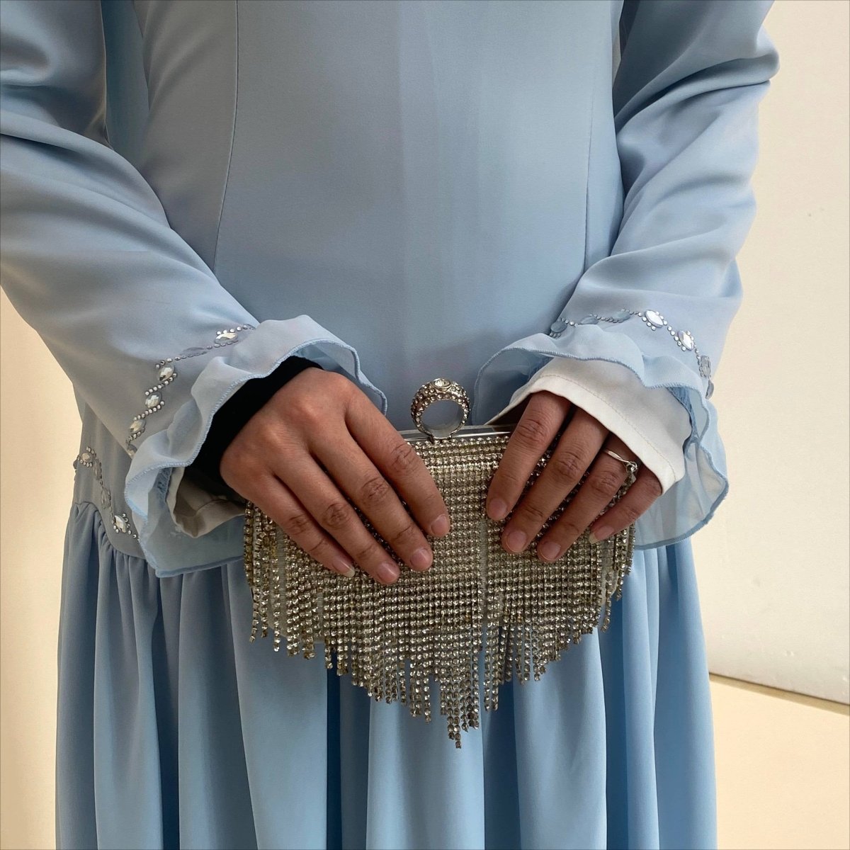 Robe avec chaîne de taille en cristal et manchettes à volants (MS306)