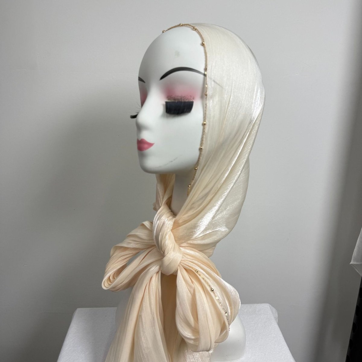 Hijab en satin froissé avec bordure perlée et chaîne dorée (MH238)