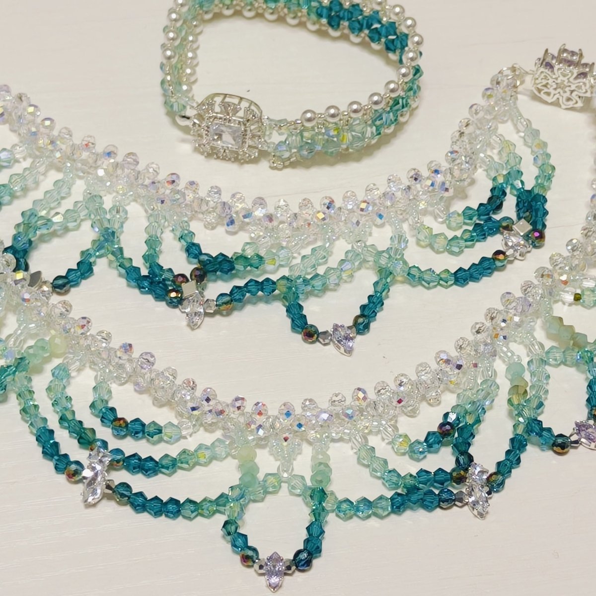 Collier de perles tissé à la main | Ras-de-cou en perles de verre et perles de coquillage | Collier en perles de rocaille au motif complexe (MAC343)